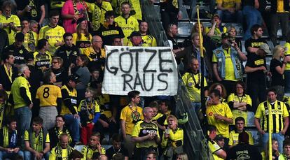 Pancartas en la grada en contra de Götze, que jugará en el Bayern el año que viene.