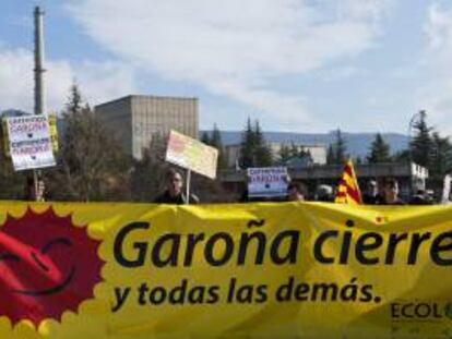 Manifestación ecologista a las puertas de la central nuclear de Garoña para pedir su cierre. EFE/Archivo
