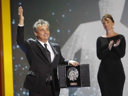 Eduard Fernández, con la Concha de Plata.