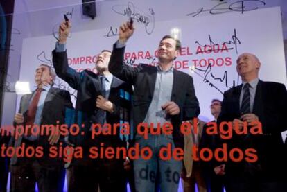 Tomás Gómez y Jaime Lissavetzky firman contra la privatización del Canal de Isabel II acompañados de alcaldes y candidatos socialistas.