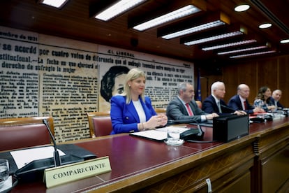Vista del asiento vacío (i) de la compareciente en el 'caso Koldo', Jésica R., expareja del exministro José Luis Ábalos, este lunes.