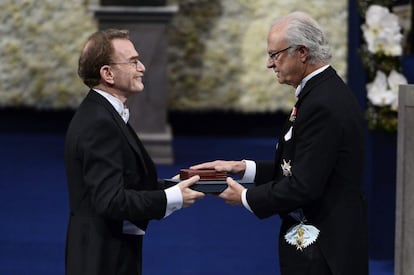  El premio Nobel de Medicina 2013 Randy W. Schekman (i) recibe su galardón de manos del rey Carlos XVI Gustavo de Suecia.