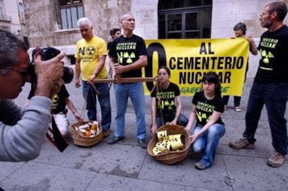 Concentración contra el ATC ante el Palau de la Generalitat en Valencia.