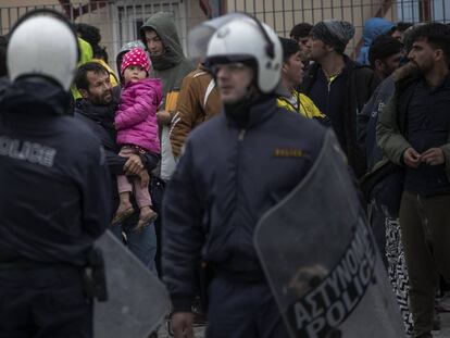La tensión entre refugiados y policías en Lesbos, en imágenes