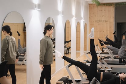 Una profesora imparte clase de pilates con máquina en el estudio de Laghum, en Madrid, en una foto cedida por el establecimiento.