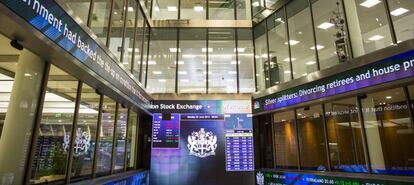 Paneles informativos en la sede de la Bolsa de Londres.