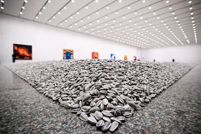 Imagen que muestra una obra de arte compuesta por 100 toneladas de pipas de girasol hechas de porcelana, del artista chino Ai Weiwei, durante su actual exposición por Europa, la más grande que ha hecho hasta ahora, este jueves en Dusseldorf (Alemania).
