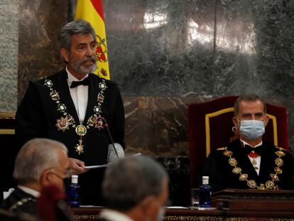 El presidente del Consejo General del Poder Judicial (CGPJ), Carlos Lesmes, interviene en presencia del rey Felipe VI, al inicio del acto de inauguración del año judicial, este lunes.