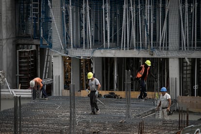 En la imagen una obra de construcción de viviendas en el barrio de Horta-Guinardó, otra de las actividades en donde los migrantes colombianos han conseguido trabajo.