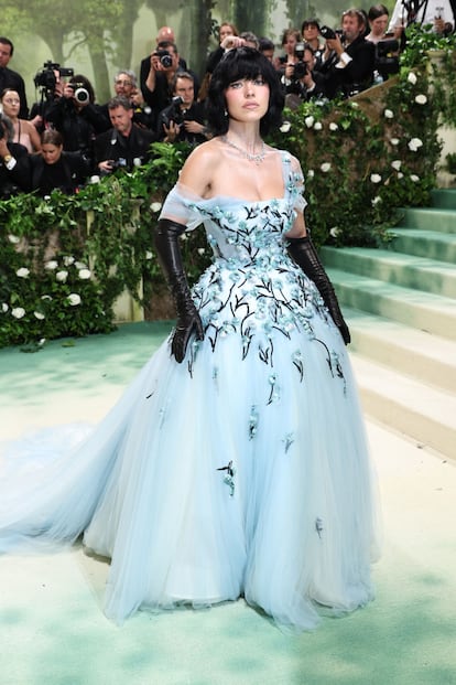 Y por fin, el espectacular vestido de princesa Disney creado para Sweeney por Miu Miu para su aparición en la gala del MET, que este año se titulaba 'The Garden of Time' ('El jardín del tiempo') y pedía a los creadores participantes que se inspiraran en el libro J.G. Ballard que también daba título a la noche. 