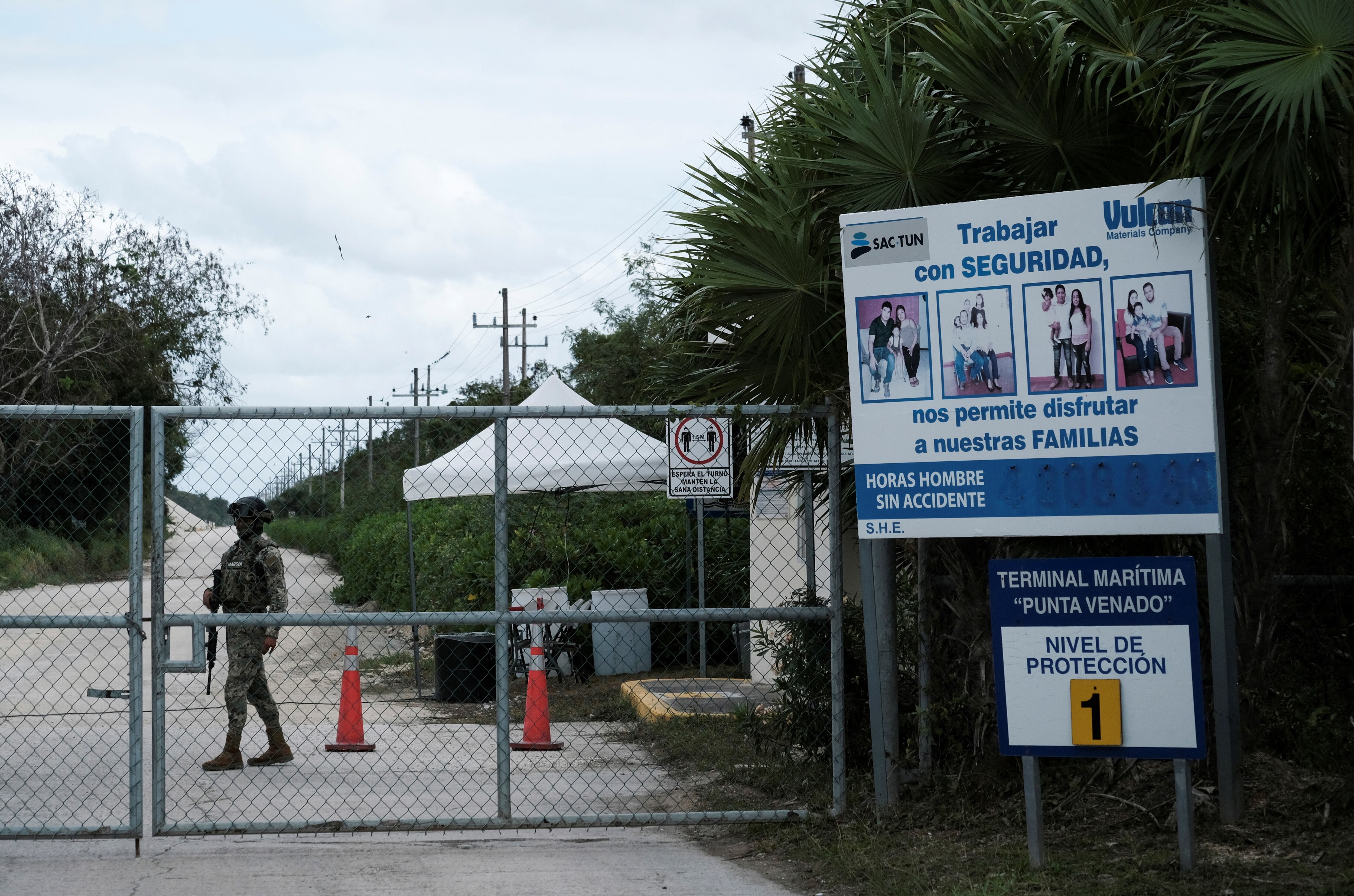 Un miembro de la Armada de México monta guardia dentro de Sac-tun, la filial de Vulcan Materials Co, en Playa del Carmen, Quintana Roo, en marzo 2023. 