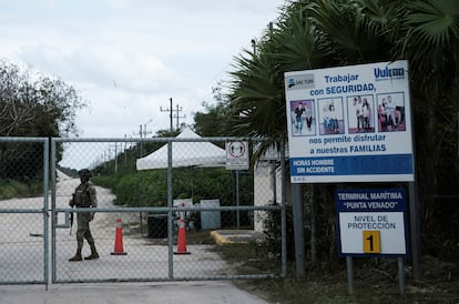 Un miembro de la Armada de México monta guardia dentro de Sac-tun, la filial de Vulcan Materials Co, en Playa del Carmen, Quintana Roo, en marzo 2023. 