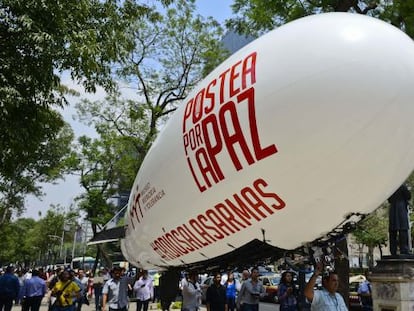 Un dirigible con el lema 'Adiós a las armas', por el centro de México.