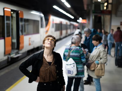 La R2 sigue con retrasos de al menos 30 minutos. En la imagen, andén en la estación de Sants este lunes por la mañana.