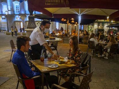 A waiter serves tourists at the Cervecería Alemana bar and restaurant in Madrid.