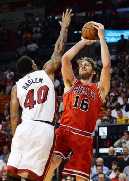 Pau Gasol lanza ante Haslem.