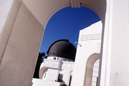 El Observatorio Griffith, del arquitecto John C. Austin, se encuentra ubicado en la montaña de Hollywood (Los Ángeles) y ha sido escenario de multitud de películas, género <i>sci-fi</i> incluido: <i>Terminator</i> (1984). Aunque se atribuye a <i>Rebelde sin causa</i> (1955) y el mito de James Dean su popularidad , la inauguración del observatorio 20 años antes ya causó furor: más de 10.000 visitantes en los primeros cinco días. Ese mismo año, 1935, también se estrenó como plató gracias a la serie <i>The Phamton Empire,</i> de los estudios Mascot. <a href="http://www.griffithobservatory.org/" rel="nofollow" target="_blank">www.griffithobservatory.org</a>