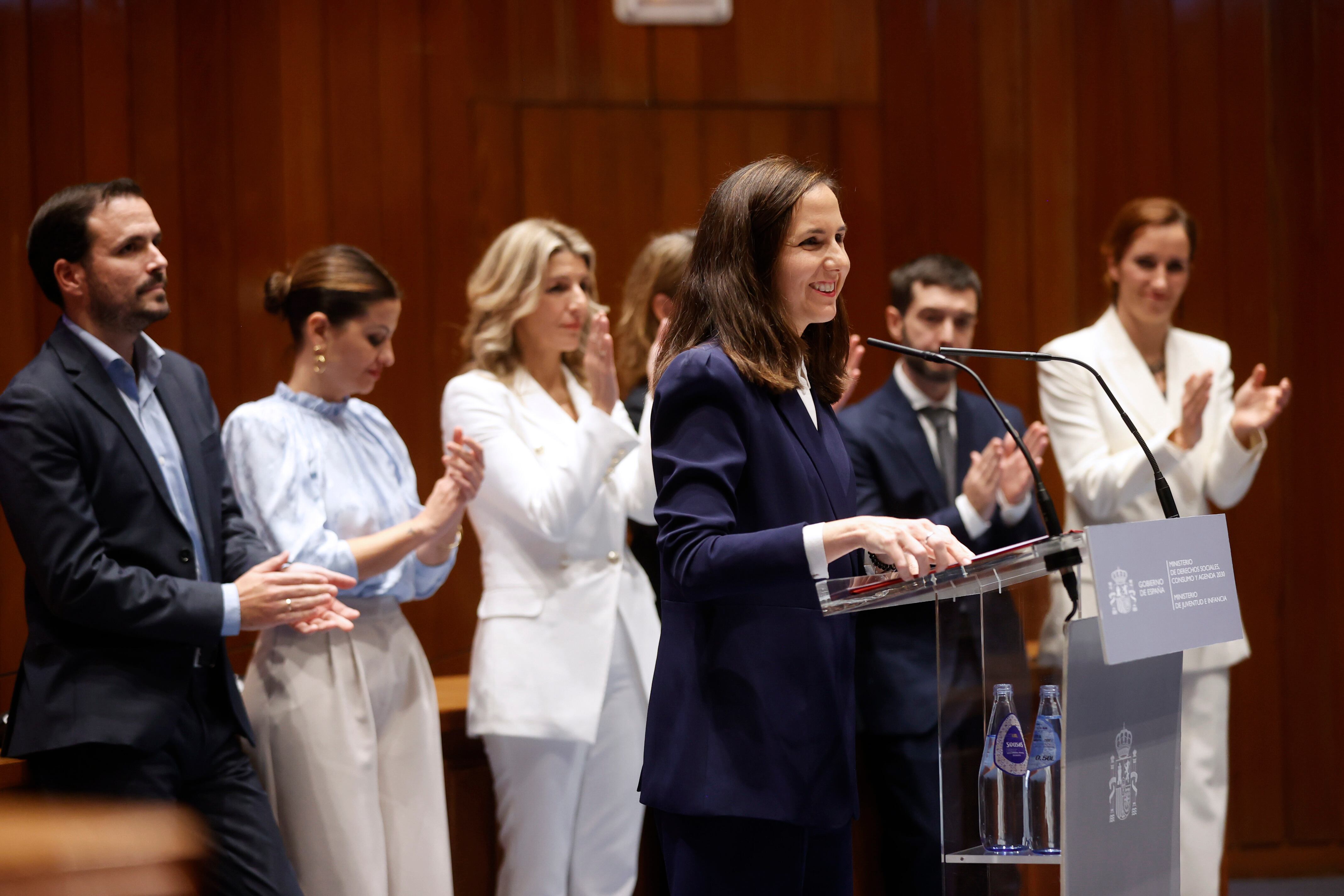 La ministra de Derechos Sociales saliente Ione Belarra (a la izquierda) da un discurso durante la ceremonia de traspaso de cartera al nuevo ministro de Derechos Sociales, Consumo y Agenda 2030, Pablo Bustinduy (segundo por la derecha). Al acto han asistido también, de izquierda a derecha, el ministro de Consumo saliente, Alberto Garzón; la nueva ministra de Juventud e Infancia, Sira Rego; la vicepresidenta segunda, Yolanda Díaz; la vicepresidenta tercera, Teresa Ribera, y la nueva ministra de Sanidad, Mónica García, este martes en Madrid. 