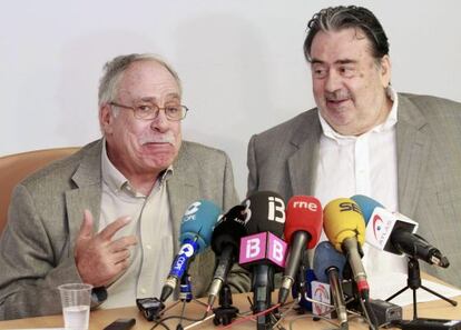 Camilo José Cela Conde (izda.) y su abogado Miquel Capellà, en la rueda de prensa.
