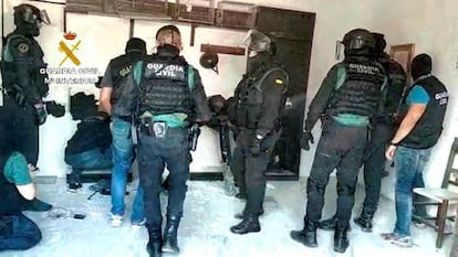 Imagen facilitada por la Guardia Civil de la operación en la que ha incautado 3.600 kilos de hachís en La Línea de la Concepción (Cádiz).