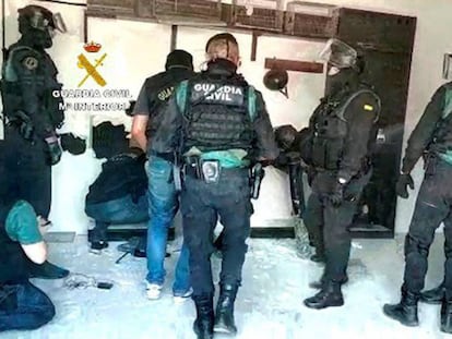 Imagen facilitada por la Guardia Civil de la operación en la que ha incautado 3.600 kilos de hachís en La Línea de la Concepción (Cádiz).