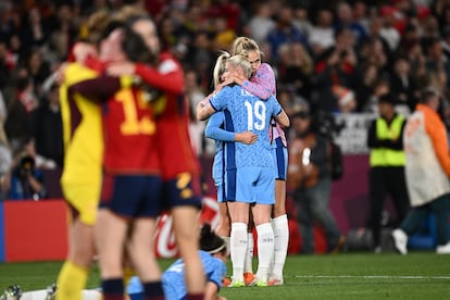 Las jugadoras españolas (en primer término) e inglesas, abrazadas tras el partido.