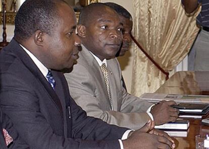 El viceministro de Exteriores de Guinea Ecuatorial, José Esono, a la izquierda durante una reunión ayer en Suráfrica.