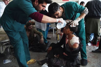 Personal sanitario limpian las heridas de un joven en el Hospital de Kabul tras el atentado terrorista en el centro de la capital afgana, el 27 de enero de 2018.