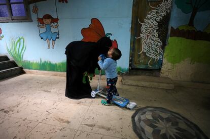 Yehia, de 2 años, enfermo de cáncer, besa a su madre en un centro para pacientes que reciben tratamiento en un hospital en El Cairo (Egipto), el 12 de febrero de 2018.