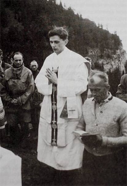 Joseph Ratzinger celebra una misa durante el verano de 1952 en las montañas de Baviera.