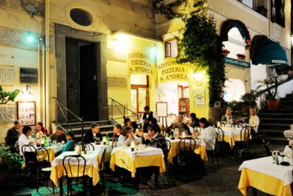 Trattoria de la plaza del Duomo, en Amalfi (Italia)