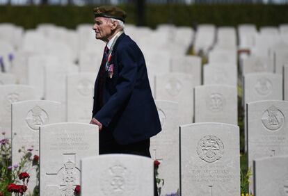 Un veterano realiza una visita al Cementerio de la Commonwealth con motivo de las celebraciones del 75º aniversario del desembarco de Normandía.