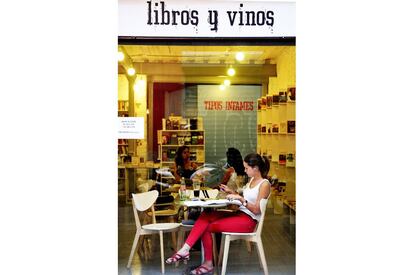 Mesas en el bar-café-librería Tipos infames, en la calle de San Joaquín.