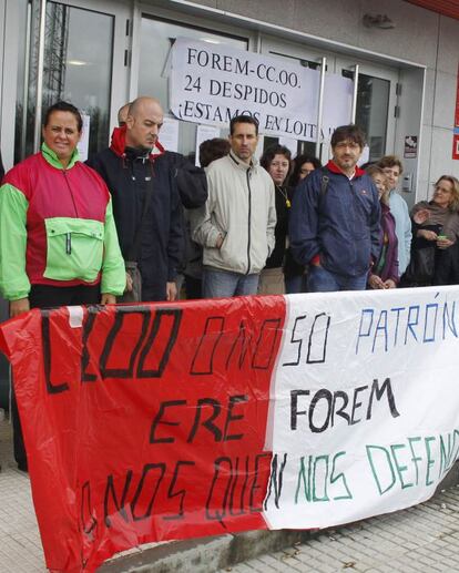 Trabajadores de Forem manifestándose ante la sede de Santiago.