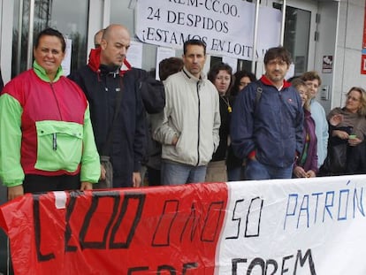 Trabajadores de Forem manifest&aacute;ndose ante la sede de Santiago.