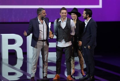 El director y los protaognistas de 'When Heroes Fly', recogiendo el premio a la mejor serie en Canneseries.