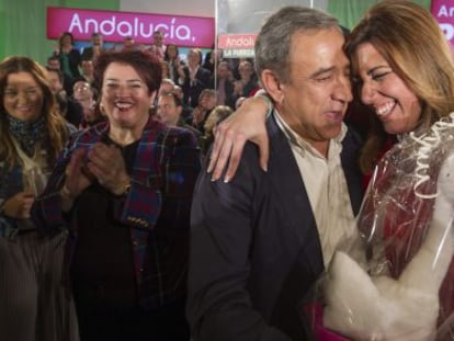 Susana D&iacute;az recibe un obsequio de un militante para su futuro beb&eacute;, este s&aacute;bado en Sevilla. 