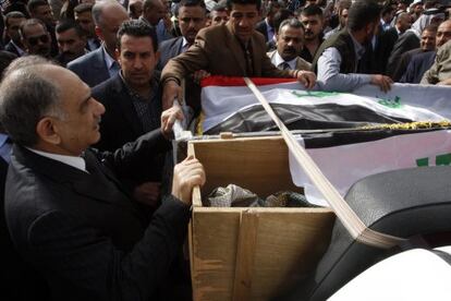 El diputado iraquí Saleh Mutlaq sujeta el ataúd en el que descansa el líder tribal suní Sheikh Janabi, durante el funeral el pasado sábado.