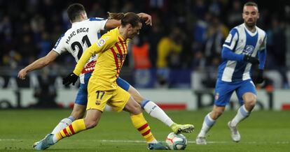 Griezmann disputa el balón con Marc Roca.