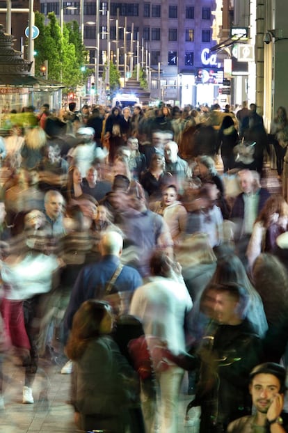 La Gran Vía en hora punta. Por esta calle pasan casi 90.000 personas diarias los sábados, según datos del Ayuntamiento.