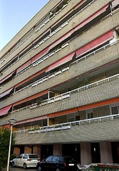 Vista del edificio situado en la calle Nueva Zelanda de Madrid donde residía Abdalrahman Alamaot Abu-Aljer.