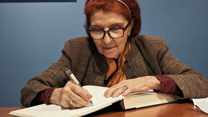 Guadalupe Ríos firmando el libro de honor del museo tras hacer la donación del archivo.