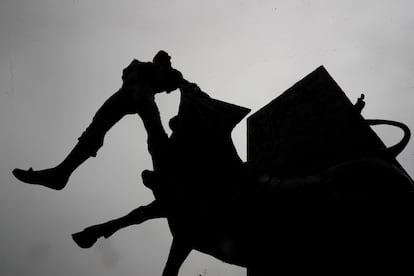 Silueta del Monumento al Yiyo, obra de Luis Sanguino, en la madrileña Plaza de Las Venta, el pasado 15 de mayo.