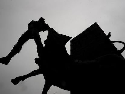 Silueta del Monumento al Yiyo, obra de Luis Sanguino, en la madrileña Plaza de Las Venta, el pasado 15 de mayo.