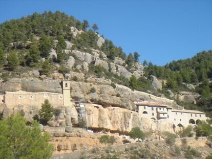 Uno de los destinos más impactantes a descubrir es la comarca de El Maestrazgo, en la provincia de Castellón y al sureste de Teruel. “Es un espacio natural, a la vez que un mirador desde el que se puede contemplar los últimos 200 millones de años de historia de nuestro planeta”, asegura Chicote. Algunas de sus magníficas formaciones y estructuras geológicas, modeladas en espectaculares relieves, son consideradas por los científicos como ejemplos casi únicos en el mundo. Representa la posibilidad de dirigir una nueva mirada sobre la Tierra; de hacerle y hacerse preguntas... Los estratos, acumulados unos sobre otros, son las hojas de un libro donde se narra la historia de nuestro planeta. Visita la página web: http://www.geoparquemaestrazgo.com/