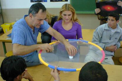 Antonio Mampaso hace prcticas con sus alumnos en un taller que comparte con Jos Luis Barcel.