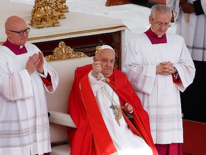 El Papa Francisco durante la misa del Domingo de Ramos, desde la plaza de San Pedro, en el Vaticano, el 24 de marzo de 2024.