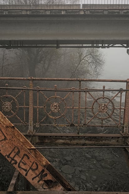 Foto perteneciente al tríptico titulado 'Austrian bridge', sobre un puente en su ciudad, Chernovtsi, tomada en 2012.