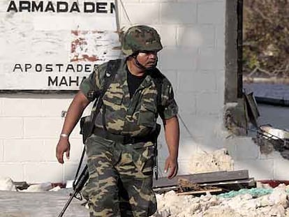 Un soldado mexicano pasa ayer junto a una oficina de la Marina destruida por el Dean en Majahual, en el Estado de Quintana Roo.