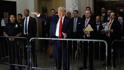 Donald Trump se dirige a los medios durante una pausa del juicio celebrado en Nueva York el pasado día 4.